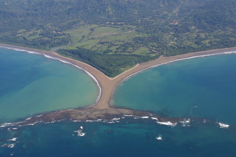 Playa accesible para turistas con discapacidad y adultos mayores en Puntarenas