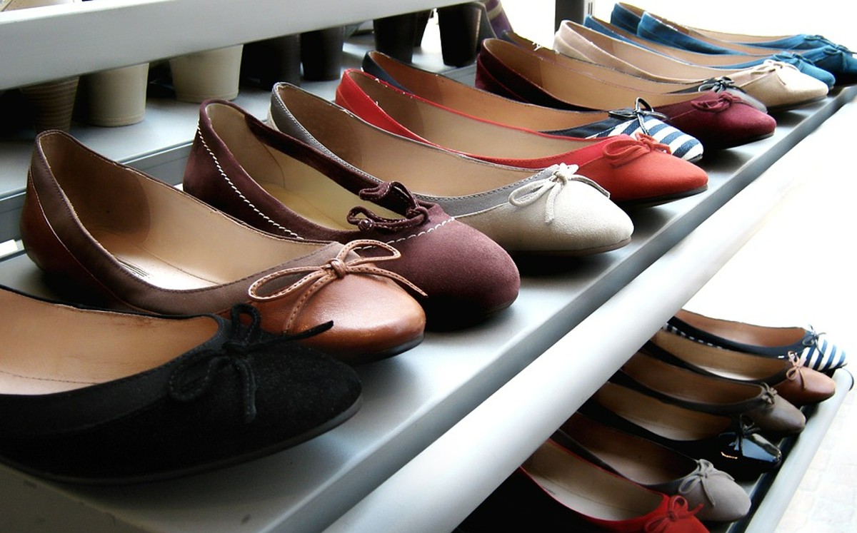 Tienda de zapatos en San José cierra sus puertas y tira sus excedentes a la calle