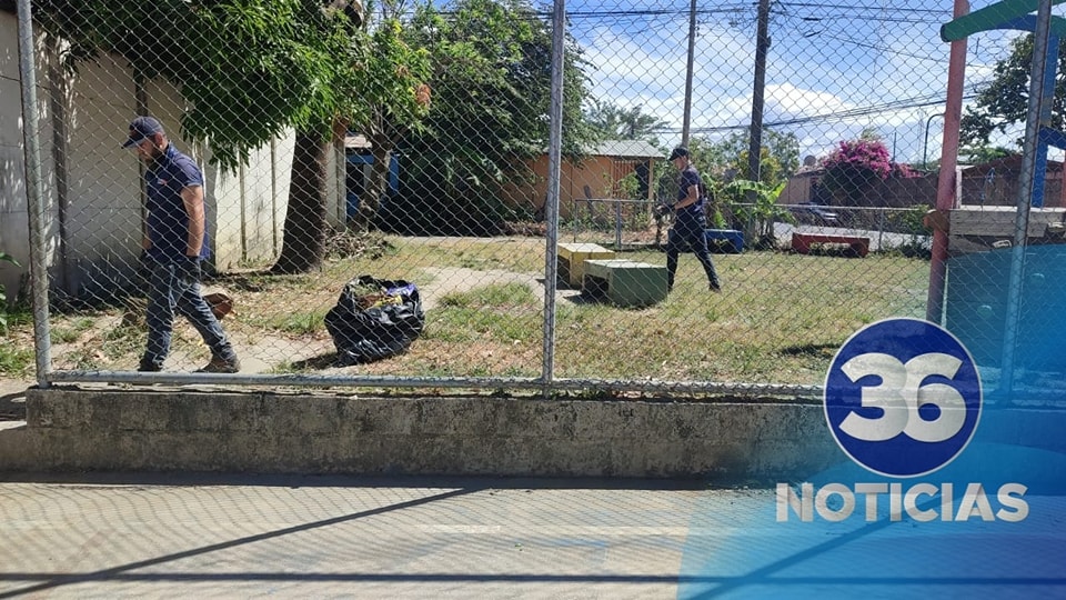 Fuerza Pública realiza limpieza en parque de urbanización 25 de Julio en Liberia