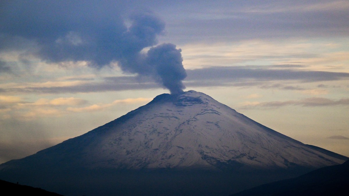 El volcán Cotopaxi, el más peligroso de Ecuador, emite nube de cenizas y gases tóxicos y amenaza con afectar permanentemente a los residentes cercanos