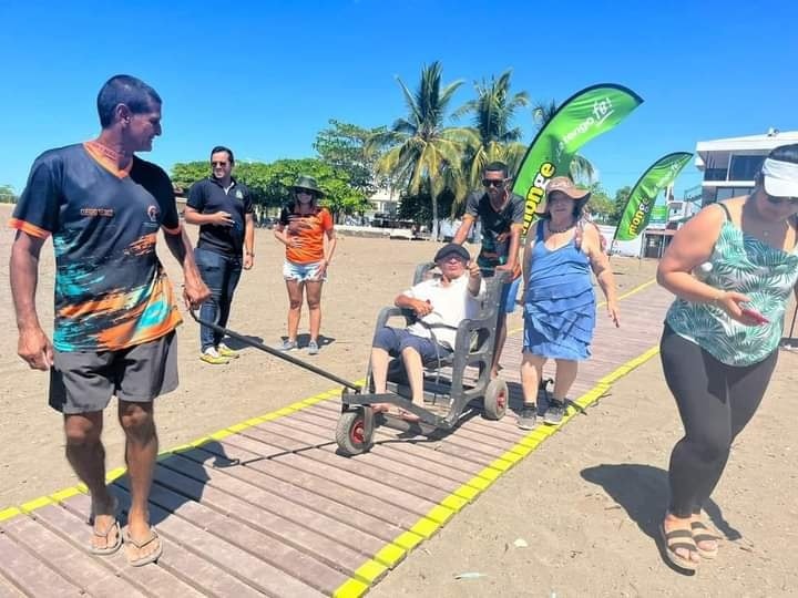 Ancianos disfrutan de un día en la playa de Puntarenas gracias al Hogar Carlos María Ulloa