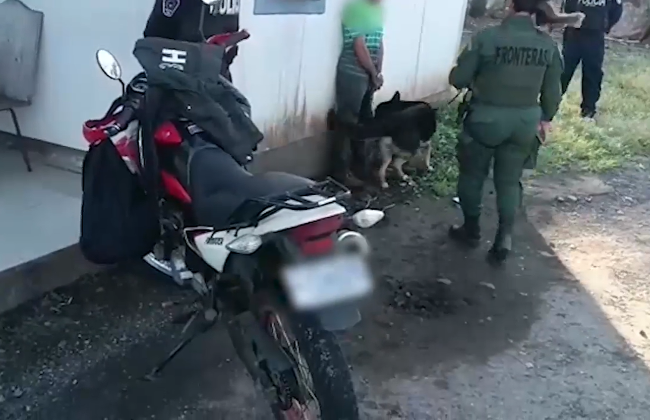 Policía de Fronteras detiene a sospechoso con dinero y drogas en Santa Cecilia de La Cruz