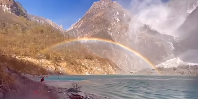 Increíble avalancha de nubes y arcoíris en el monte Everest en Nepal