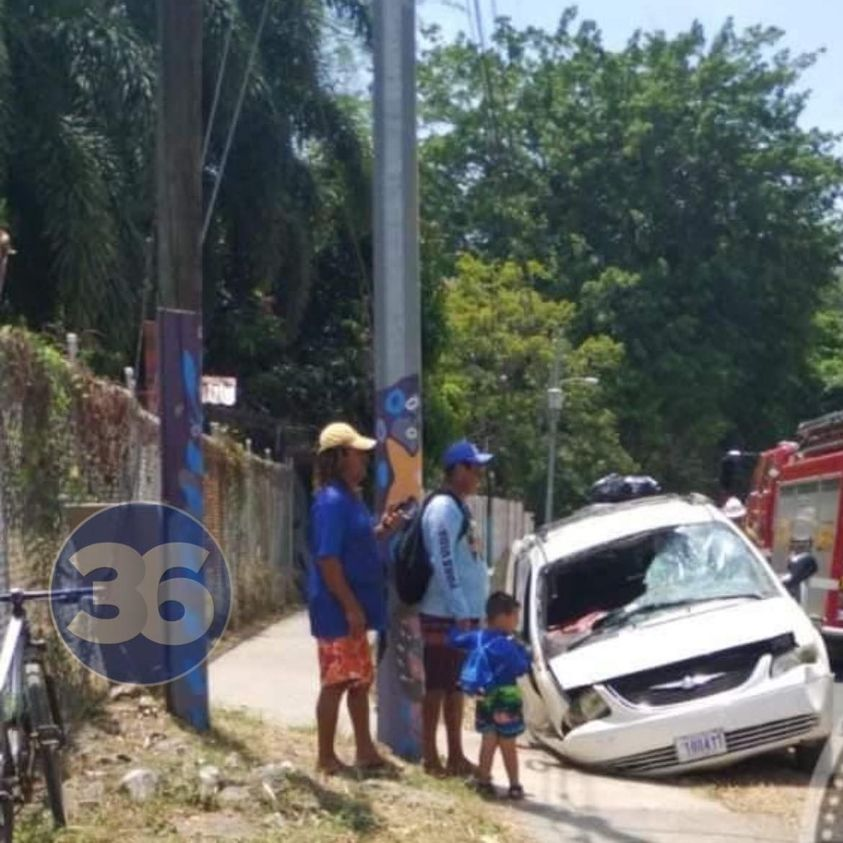 Dos heridos graves tras colisión de vehículo cerca de Playa Herradura en Garabito