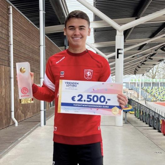 Manfred Ugalde, delantero costarricense, es premiado con el Johan Cruyff al mejor talento joven en la liga de Países Bajos