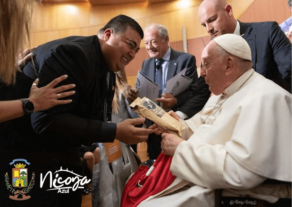 El Alcalde de Nicoya entrega regalos a Papa Francisco
