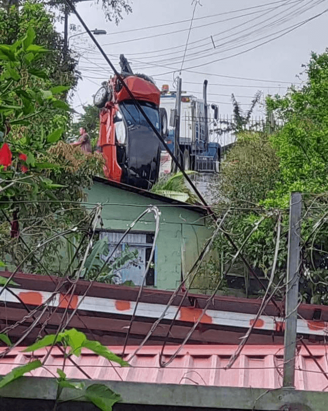 Vehículo se sale de la carretera y cae sobre una casa sin causar heridos