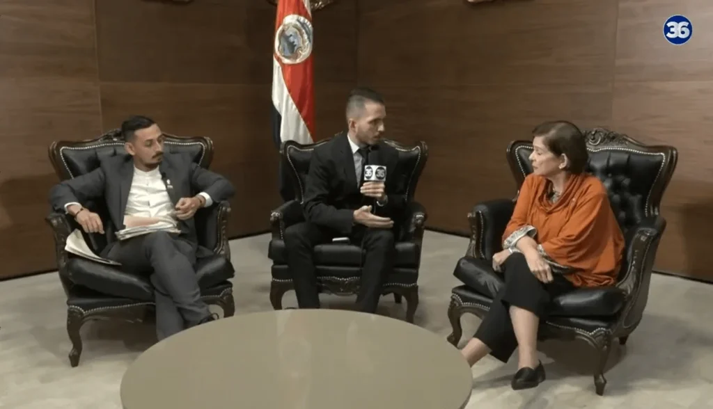Pilar Cisneros y Ariel Robles confrontan visiones en vivo