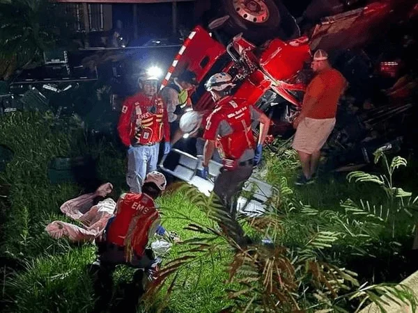 Camión cae sobre vivienda en San Juanillo