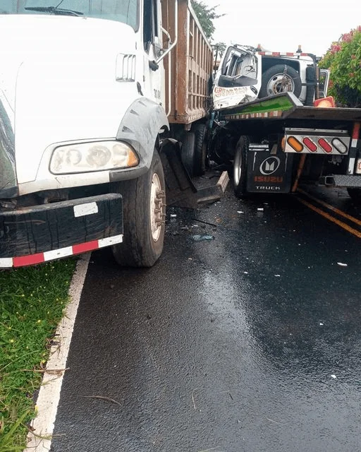 Choque de vehículos de carga deja un herido grave