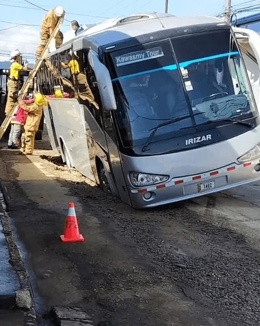 Rescate de menores atrapados en Autobus