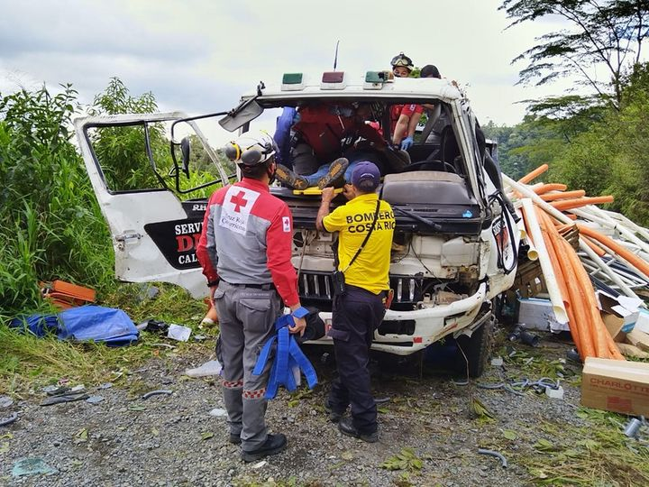 Trágico Accidente en Vara Blanca: Cruz Roja Responde a Vuelco de Vehículo con Víctima Fatal