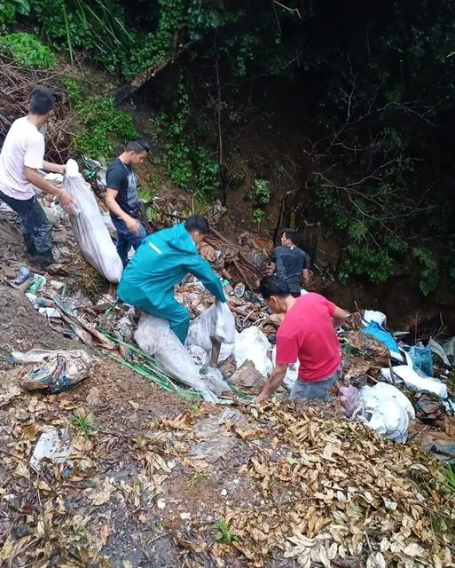 Vecinos de La Guácima, Alajuela, Responden a Denuncia y Recogen Basura en Zona Verde