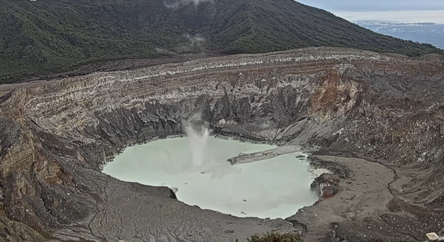 Inusual Tornado en el Lago Cratérico del Volcán Poás: Fenómeno Natural Sorprende a Costa Rica