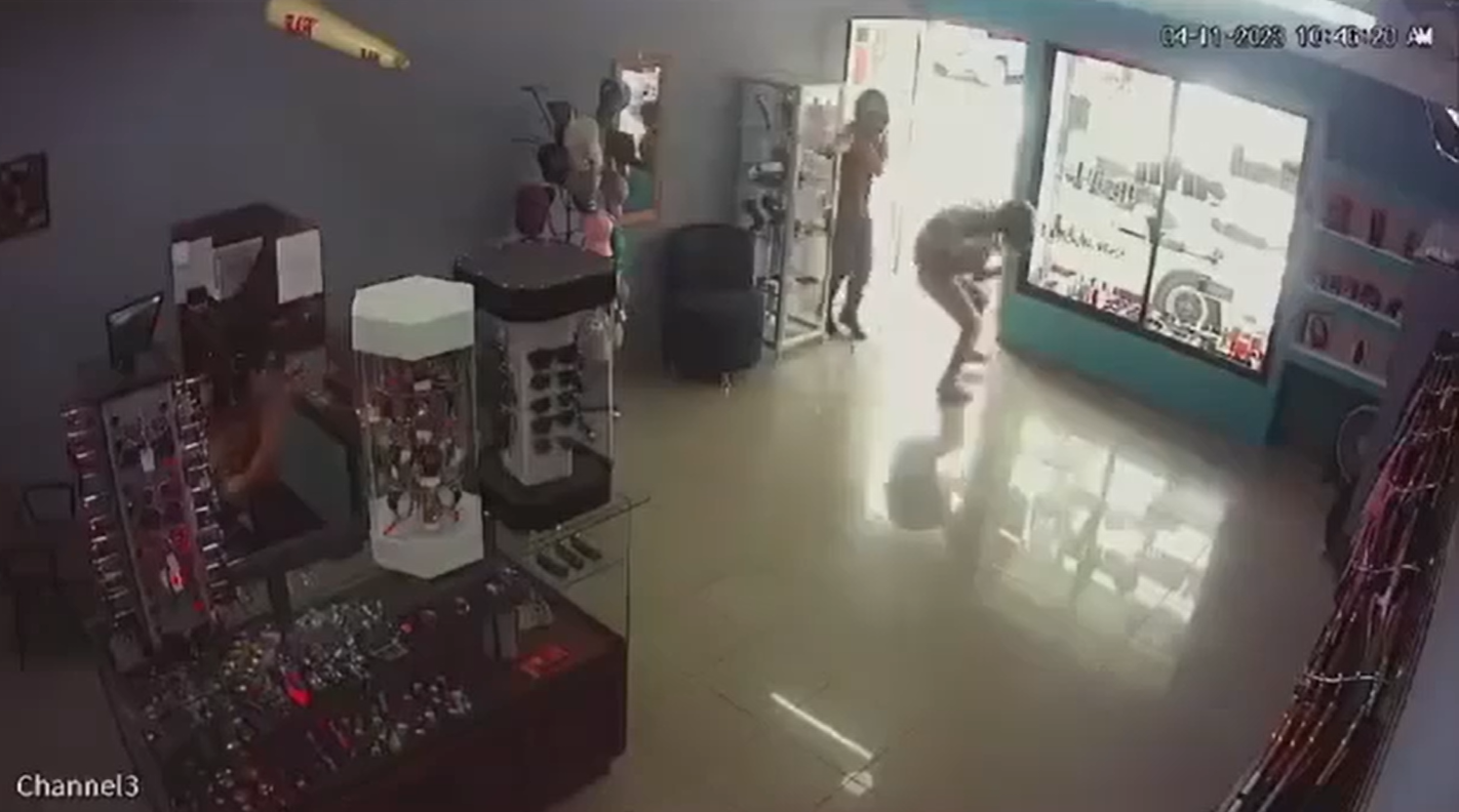 Valiente comerciante defiende su negocio asaltantes armados