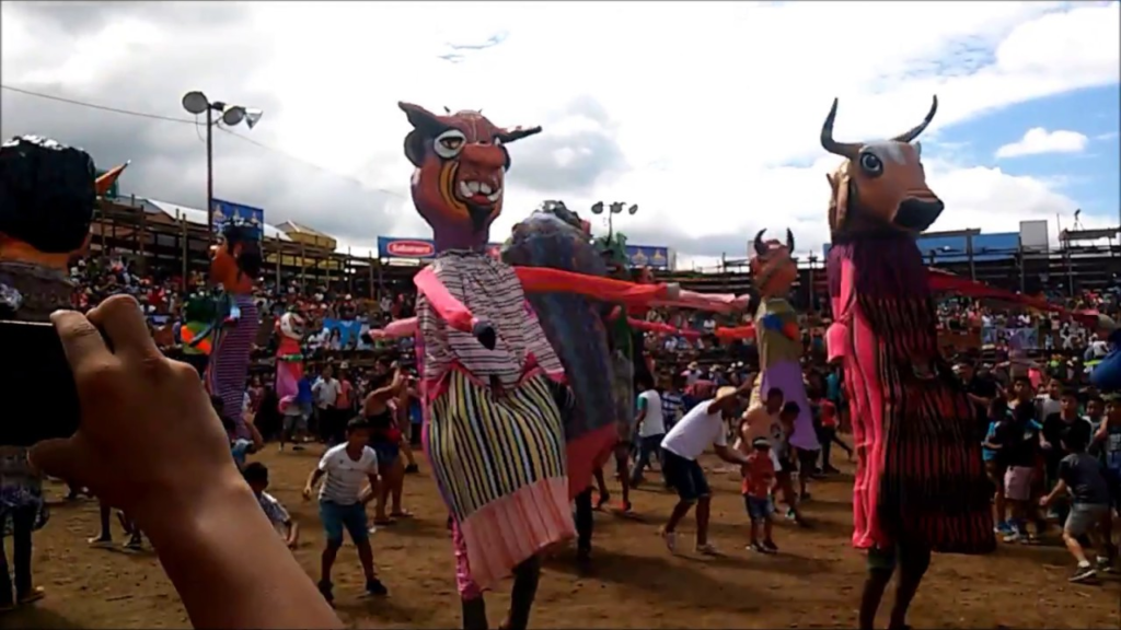 Santa Cruz Inicia Festividades: Celebración Cultural Centenaria