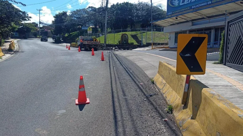 Curva peligrosa en Heredia provoca accidentes