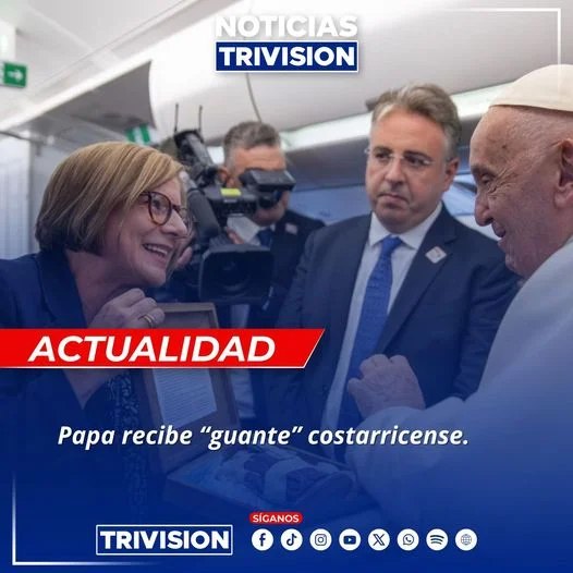 Papa Francisco recibe guante símbolo del esfuerzo costarricense en conservación marina