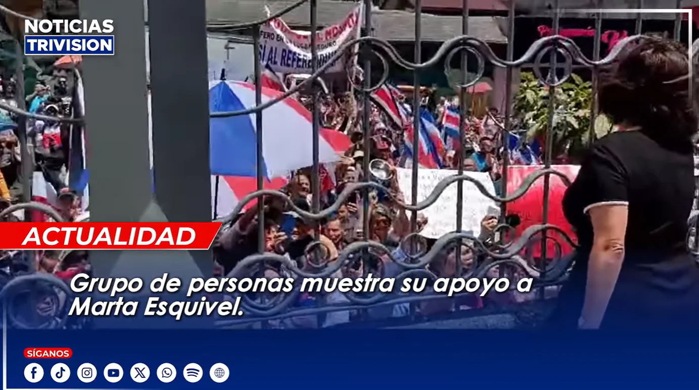 Ciudadanos se concentran en apoyo a Marta Esquivel, presidenta de la CCSS