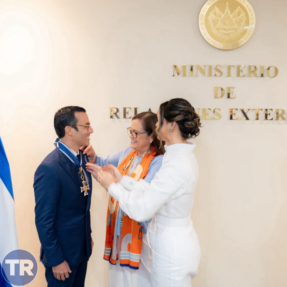 Yossi Abadi condecorado por El Salvador