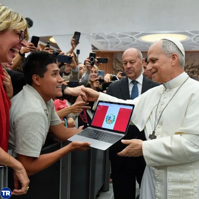 Papa León XIV rompe protocolo con periodistas