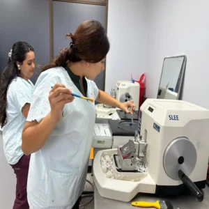 Pruebas especializadas mejoran tratamientos de cáncer de pulmón en la CCSS