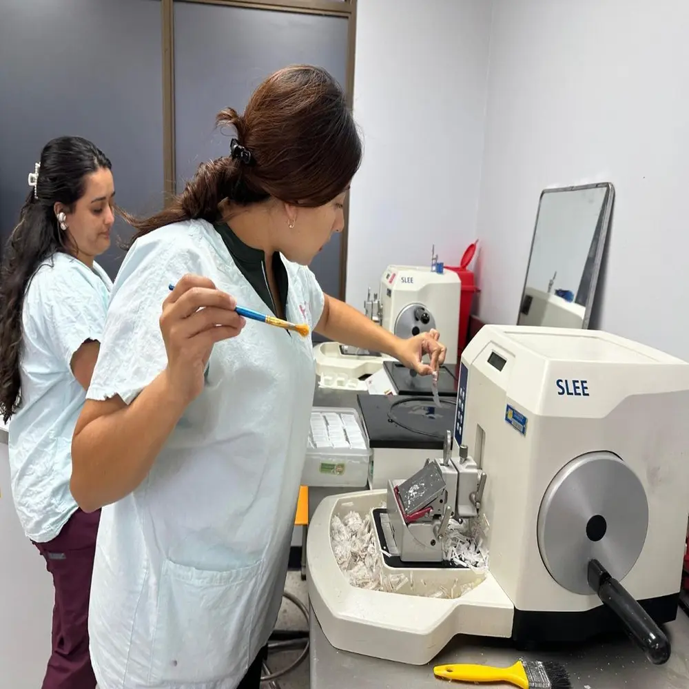 Pruebas especializadas mejoran tratamientos de cáncer de pulmón en la CCSS